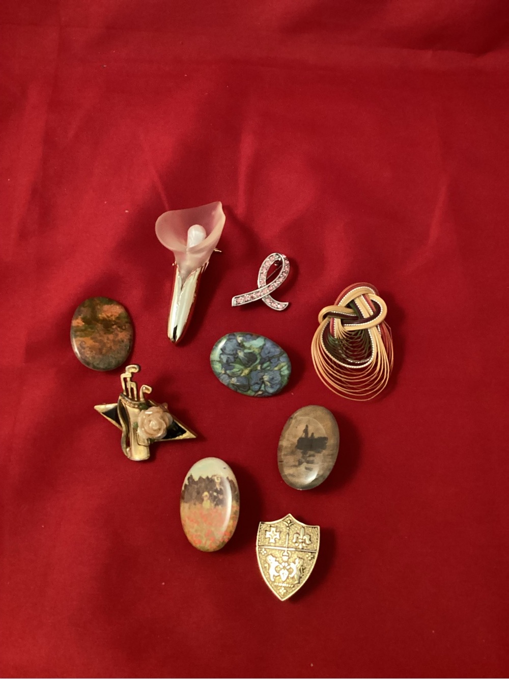 9 mixed materials brooches lot